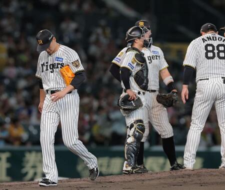 ３回、降板する大竹（左）＝撮影・西田忠信