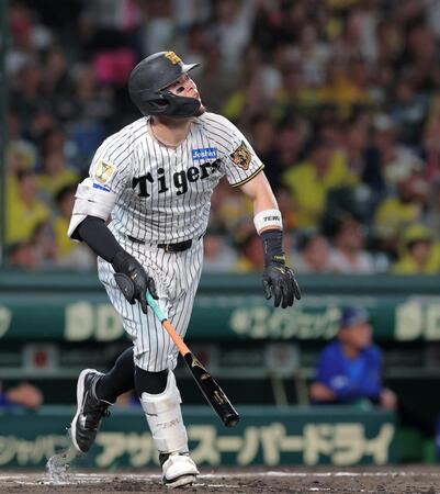 ４回、ソロを放つ佐藤輝（撮影・西田忠信）