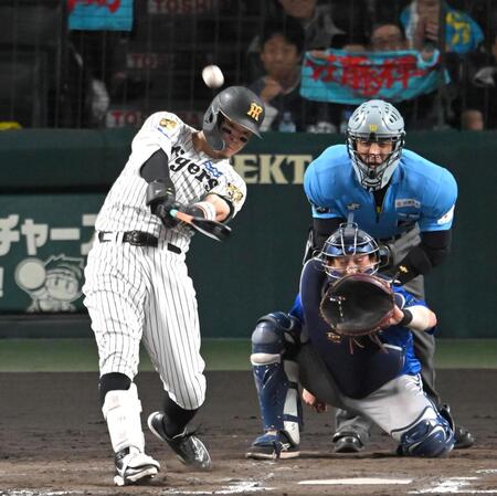 ４回、３５号ソロを放つ佐藤輝（撮影・飯室逸平）