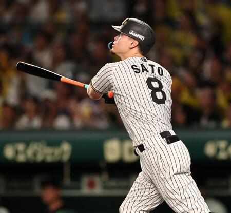 ４回、ソロを放つ佐藤輝（撮影・田中太一）