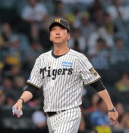 メンバー表の交換を終えた藤川監督（撮影・西田忠信）