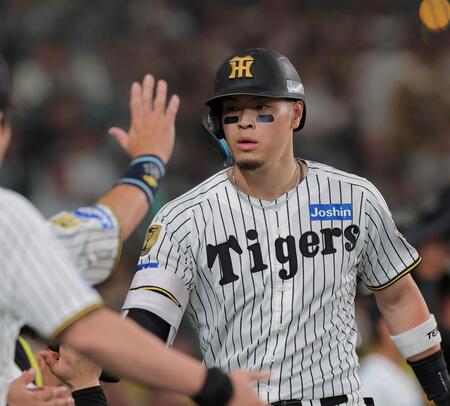 ４回、ソロを放ちベンチ前で迎えられる佐藤輝（撮影・西田忠信）