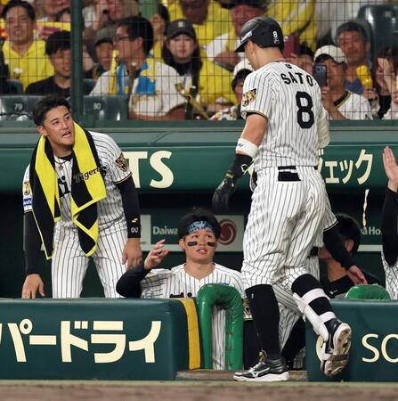 ４回、ソロを放った（右から）佐藤輝を迎える森下と元山（撮影・田中太一）
