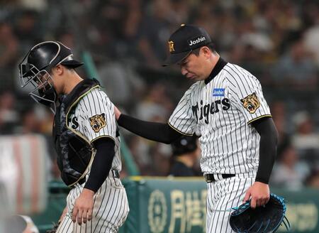 ８回、度会の二盗を刺した坂本（左）の背中に手を置く岩崎（撮影・西田忠信）