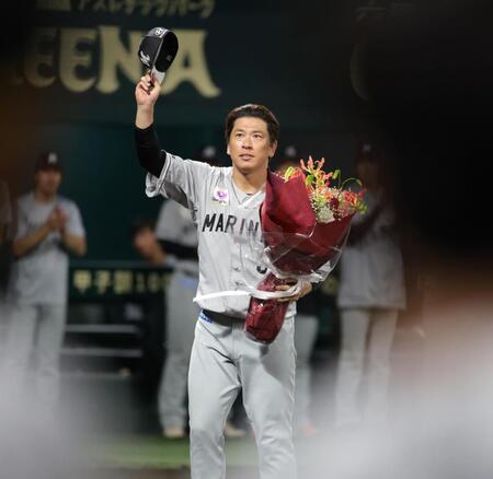 今季限りでの引退を表明した角中に花束が贈呈され、阪神ナイン、スタンドのファンに帽子を振って答える角中（撮影・坂部計介）