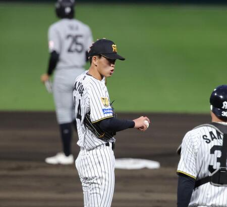 １回、岡（左）に２点適時打を許した早瀬（撮影・坂部計介）
