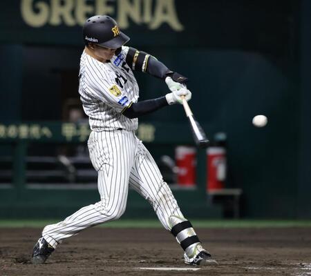 ４回、栄枝は左越えに本塁打を放つ（撮影・坂部計介）