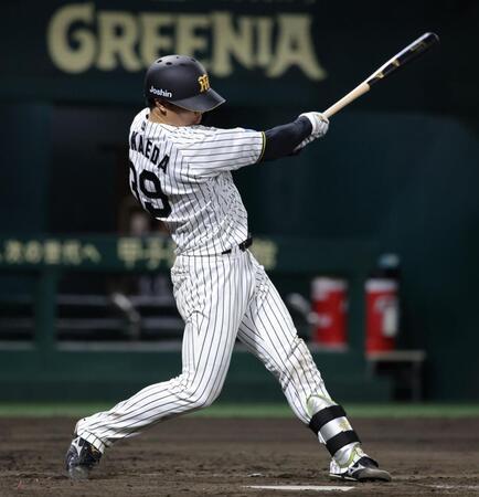 ４回、栄枝は左越えに本塁打を放つ（撮影・坂部計介）