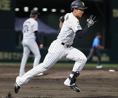 ５回、立石は遊撃内野安打を放ち、一塁に駆け込む（撮影・坂部計介）