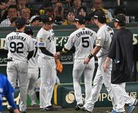 ８回、近本からボールを受けとる石井（撮影・飯室逸平）