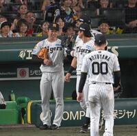 ８回、無失点に抑え、安堵の表情をみせる石井（撮影・飯室逸平）