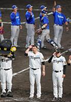 ＤｅＮＡに敗れ、スタンドのファンにあいさつする藤川監督ら（撮影・立川洋一郎）