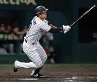８回、立石は右中間に２点適時三塁打を放つ（撮影・坂部計介）