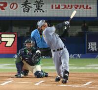 ６回、中前打を放つ森下＝１日