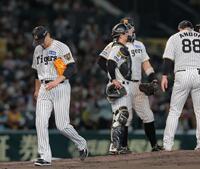 ３回、降板する大竹（左）＝撮影・西田忠信