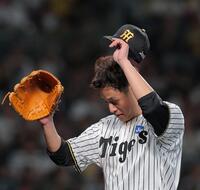 ２回に３点を失いベンチに戻る大竹（撮影・西田忠信）