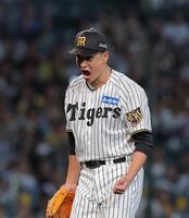 １回、エンカーナシオンを三振に仕留め、ほえる大竹（撮影・西田忠信）