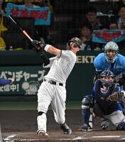 ４回、３５号ソロを放つ佐藤輝（撮影・飯室逸平）