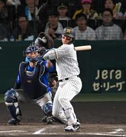 ６回、四球を選ぶ森下（撮影・飯室逸平）