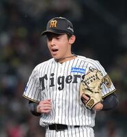 ５回を無失点に抑えベンチに戻る神宮（撮影・西田忠信）