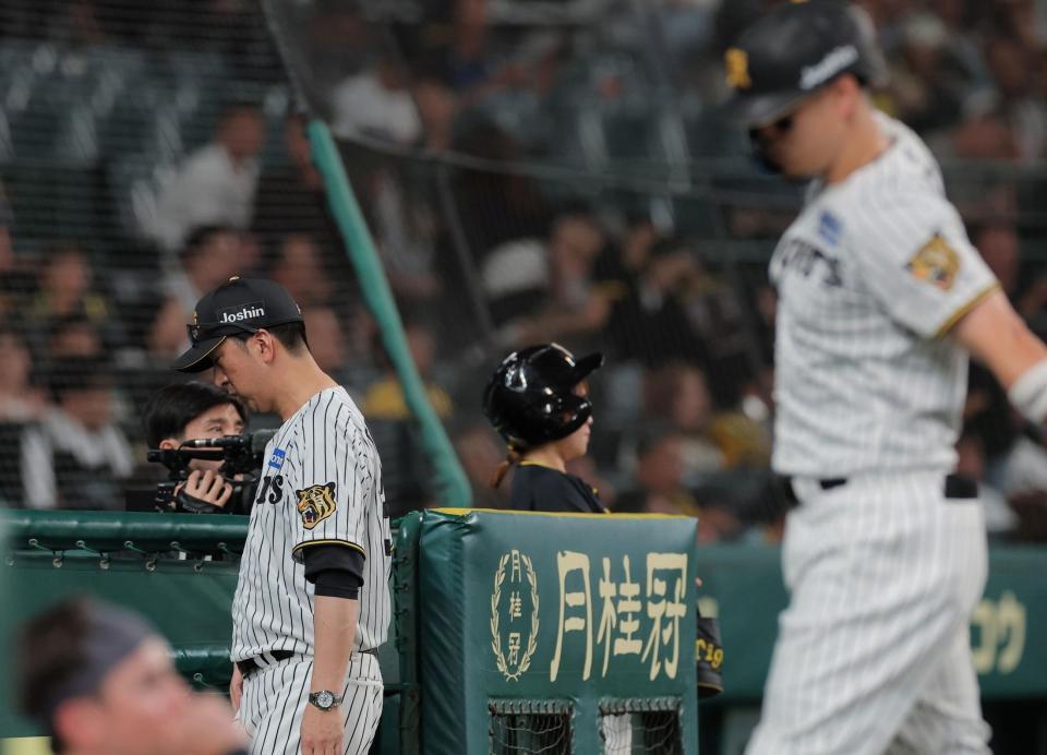 ８回を終え選手交代を告げた藤川監督。右は凡退した佐藤輝（撮影・西田忠信）