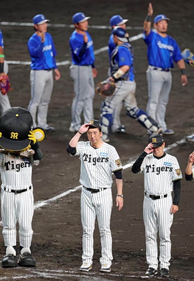 ＤｅＮＡに敗れ、スタンドのファンにあいさつする藤川監督ら（撮影・立川洋一郎）