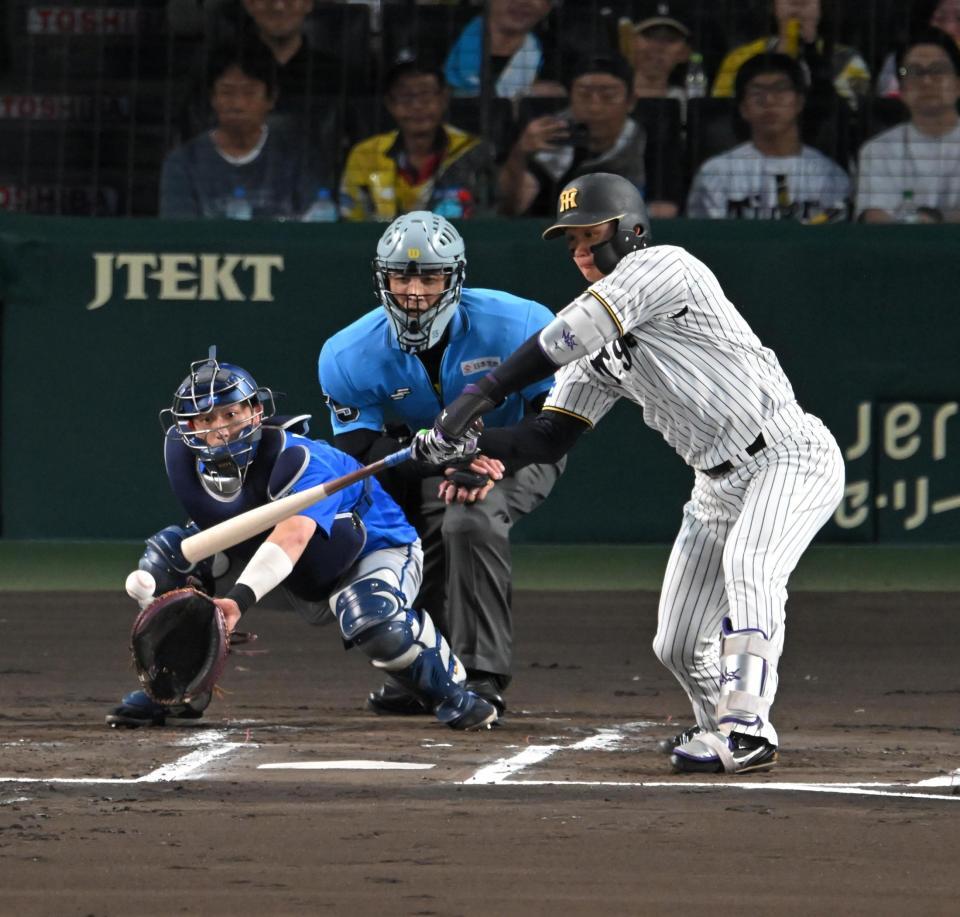 １回、空振り三振に倒れる森下（撮影・飯室逸平）