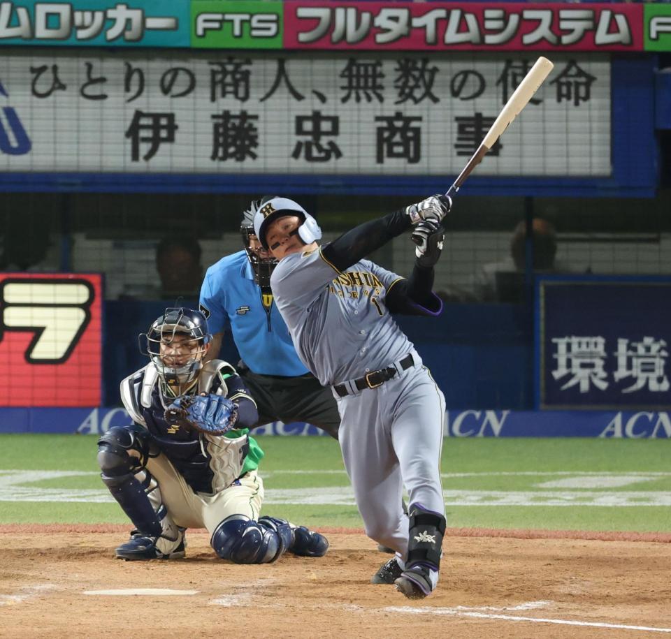 ９回、二塁打を放つ森下＝１日