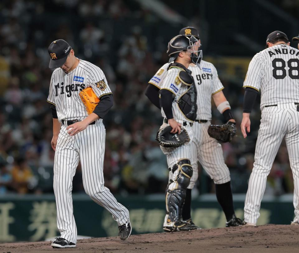 ３回、降板する大竹（左）＝撮影・西田忠信