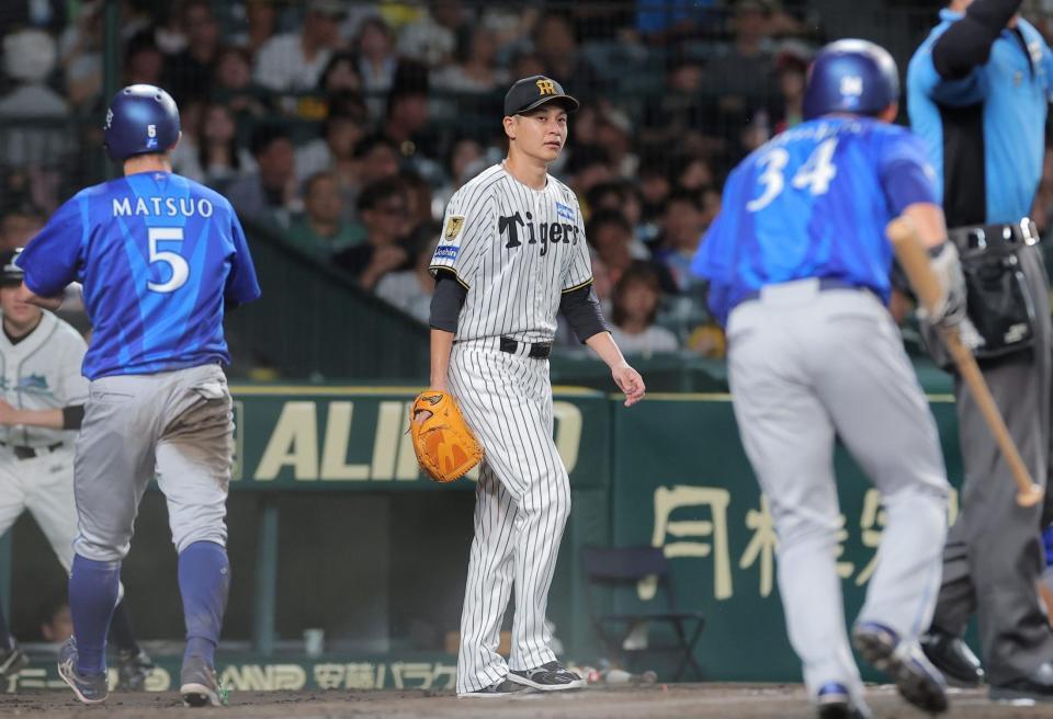 ２回、度会に２点適時打を許した大竹（中央）＝撮影・西田忠信
