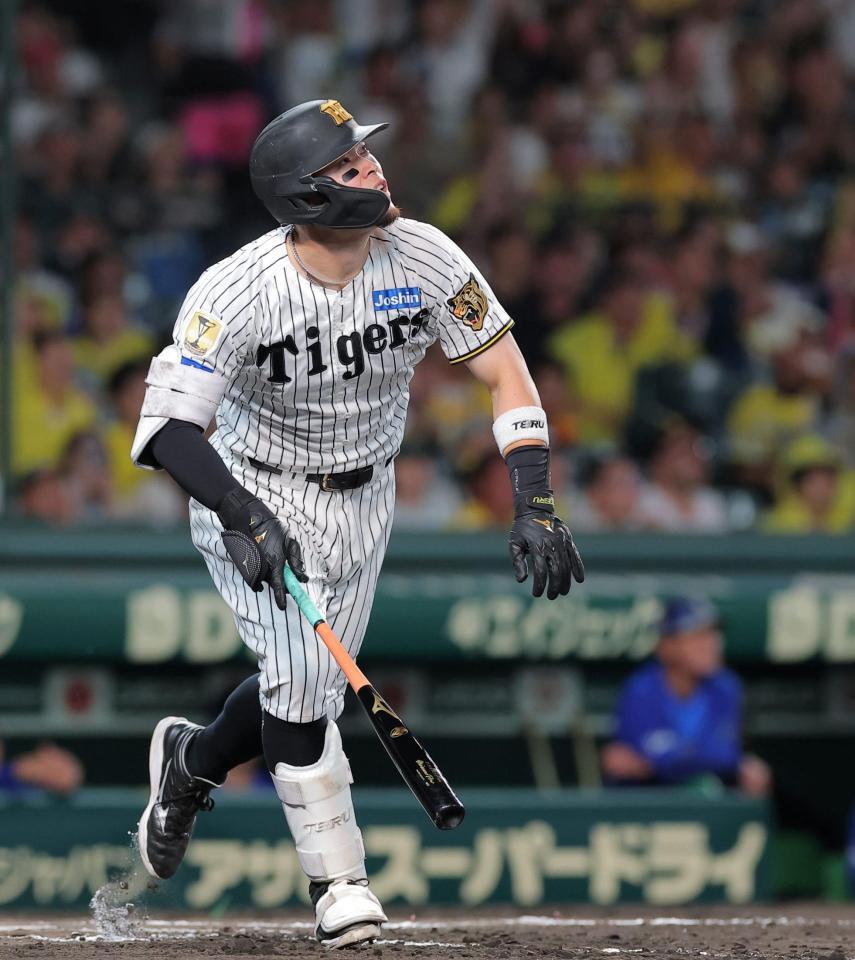 ４回、ソロを放つ佐藤輝（撮影・西田忠信）