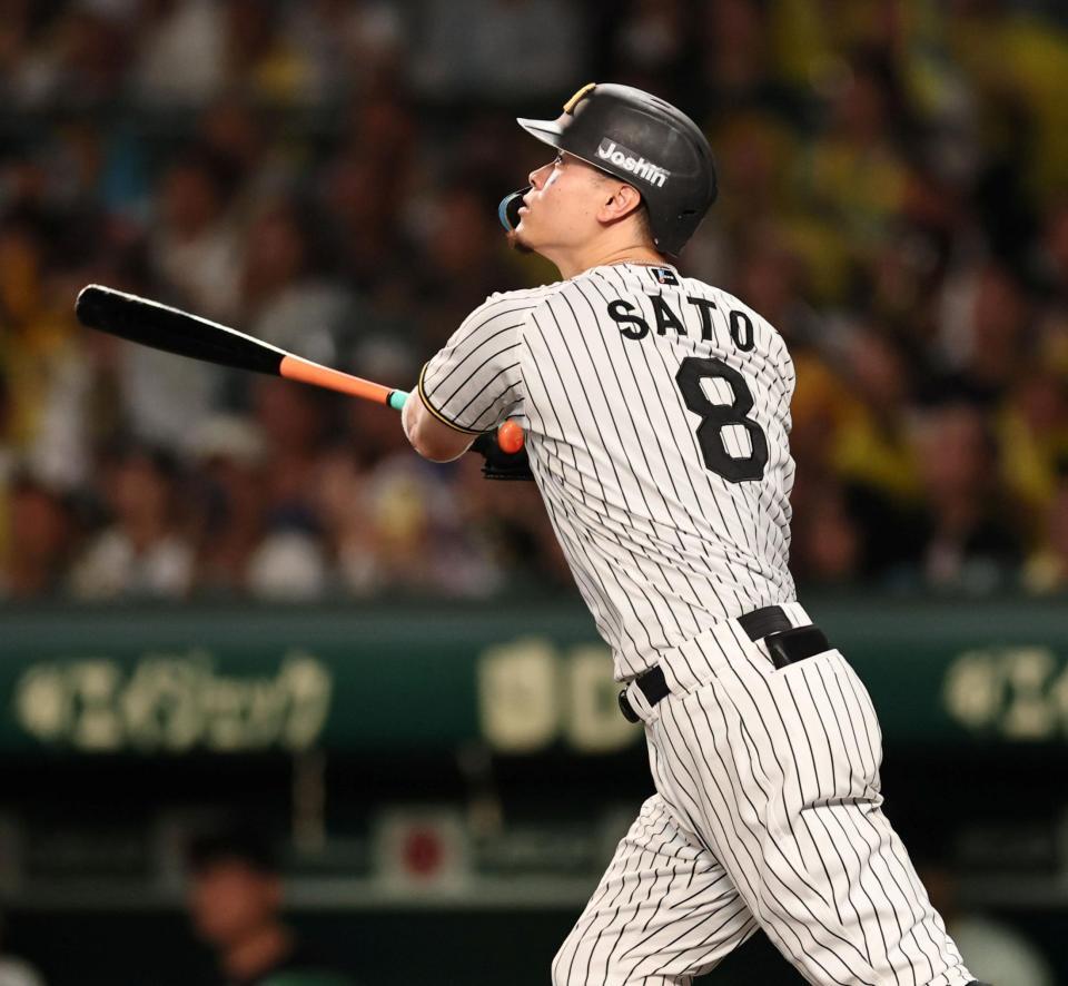 ４回、ソロを放つ佐藤輝（撮影・田中太一）
