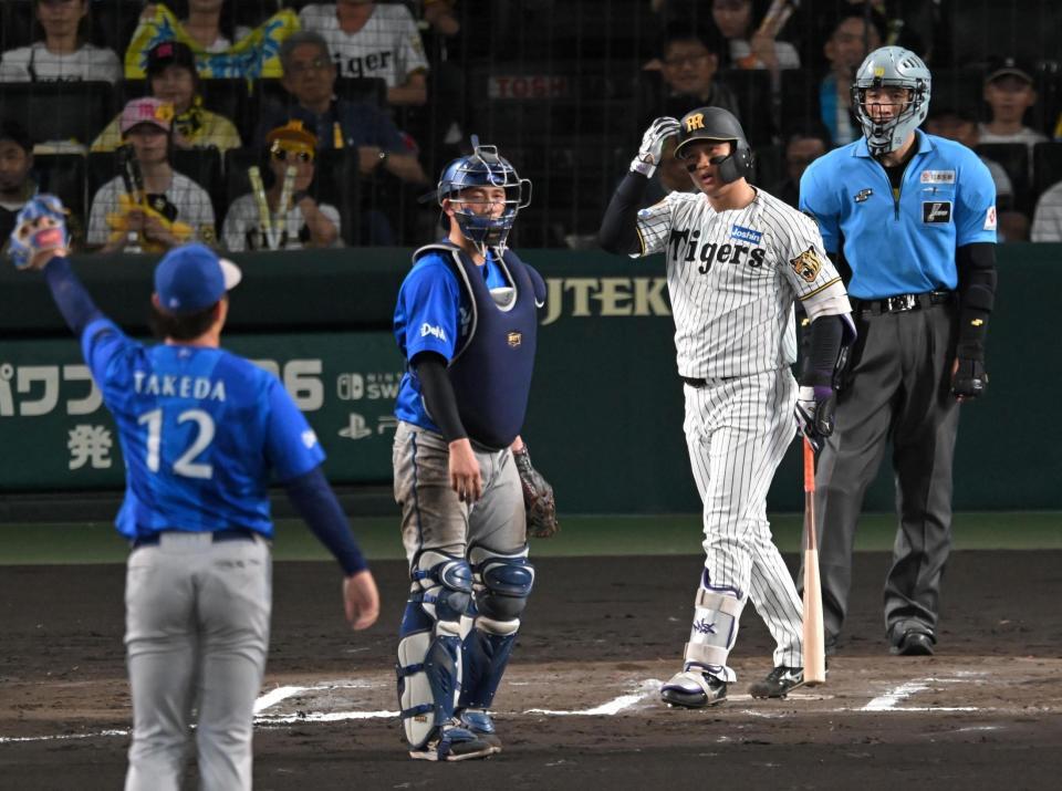 ６回、四球を選ぶ森下（撮影・飯室逸平）