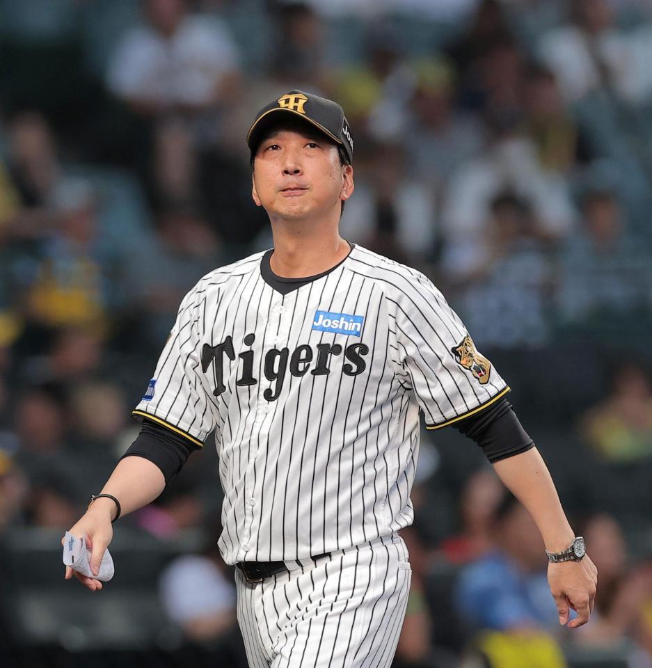 メンバー表の交換を終えた藤川監督（撮影・西田忠信）