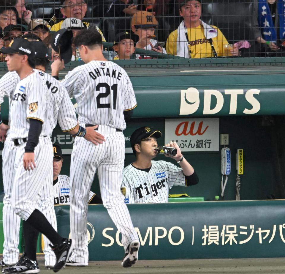 ３回途中で大竹を降板させる藤川監督（撮影・飯室逸平）