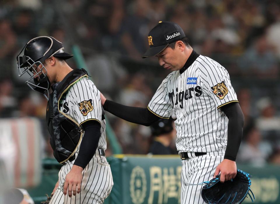 ８回、度会の二盗を刺した坂本（左）の背中に手を置く岩崎（撮影・西田忠信）