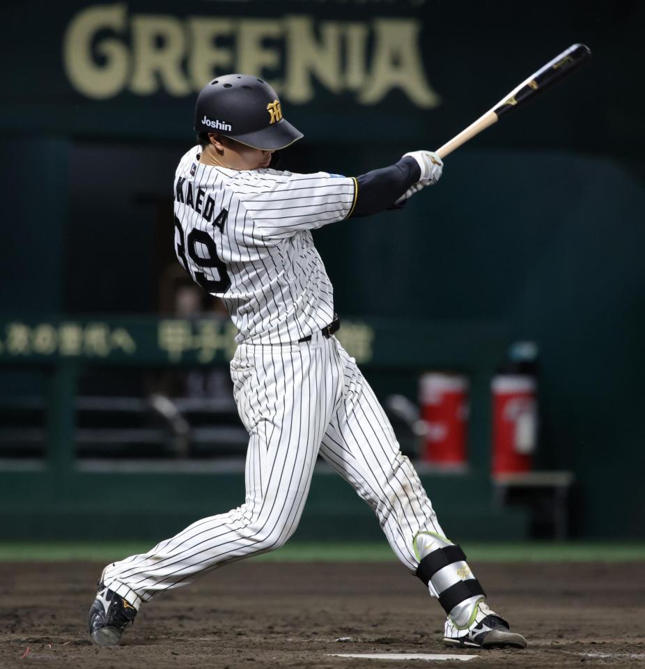 ４回、栄枝は左越えに本塁打を放つ（撮影・坂部計介）