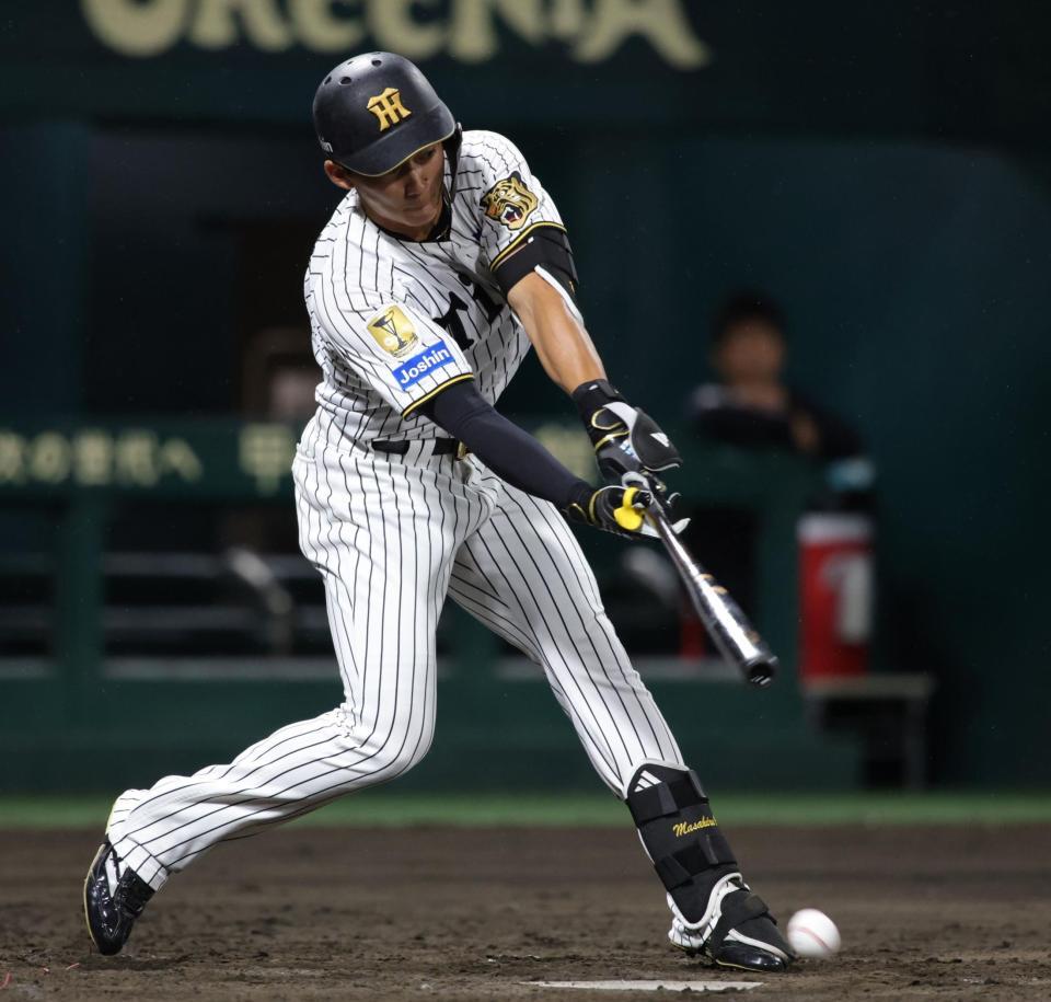 ５回、立石は遊撃内野安打を放つ（撮影・坂部計介）