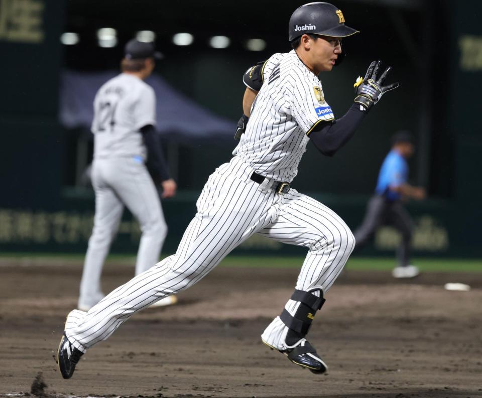 ５回、立石は遊撃内野安打を放ち、一塁に駆け込む（撮影・坂部計介）
