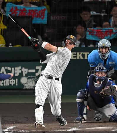 　４回、３５号ソロを放つ佐藤輝（撮影・飯室逸平）
