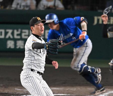 ８回から登板する岩崎（撮影・飯室逸平）