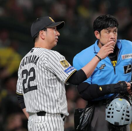 ３回、大竹と高寺の交代を告げる藤川監督（撮影・西田忠信）