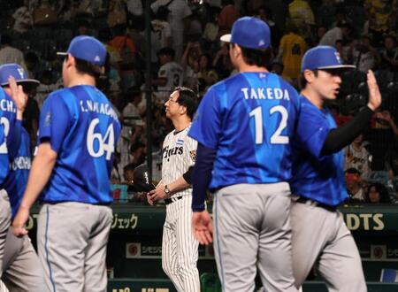 竹田（手前）の力投で連敗した藤川監督はスタンドへあいさつする（撮影・田中太一）