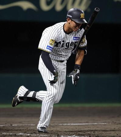 ５回、立石は遊撃内野安打を放ち、一塁に駆け込む（撮影・坂部計介）