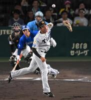 　４回、竹田の打球に飛びつく神宮（撮影・飯室逸平）
