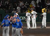 　敗戦を見届け、ベンチ前に整列する藤川監督（２２）ら（撮影・飯室逸平）