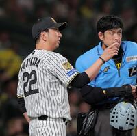 ３回、大竹と高寺の交代を告げる藤川監督（撮影・西田忠信）