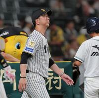 ＤｅＮＡに連敗し、整列に向かう藤川監督（撮影・西田忠信）