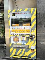３月に設置した阪神グッズの自販機。当初の商品はキーホルダーなどだった