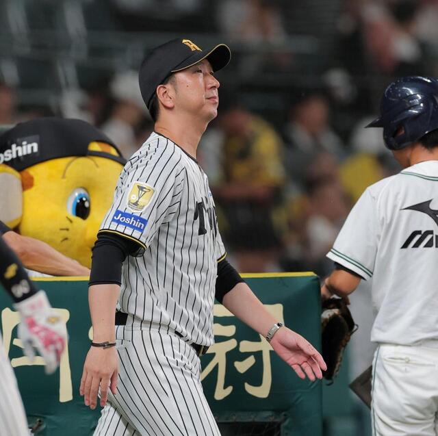 ＤｅＮＡに連敗し、整列に向かう藤川監督（撮影・西田忠信）